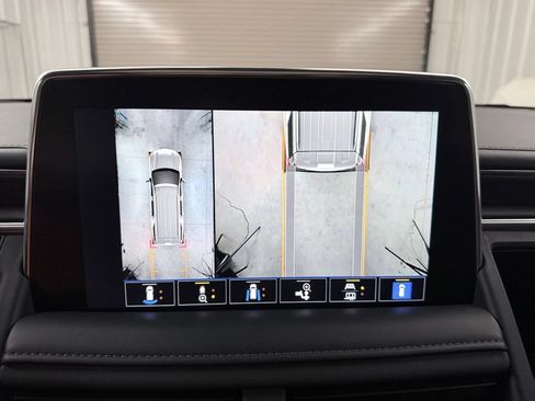 Used 2022 Chevrolet Tahoe Z71 w/ Luxury Package AWD/4WD image 18