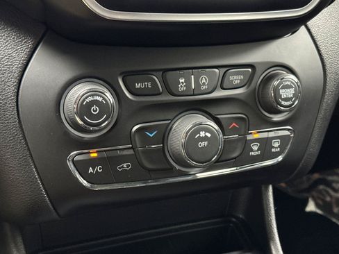 Used 2021 Jeep Cherokee Latitude Plus AWD/4WD image 19