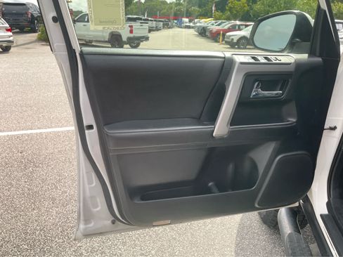 Used 2015 Toyota 4Runner SR5 Premium AWD/4WD image 10