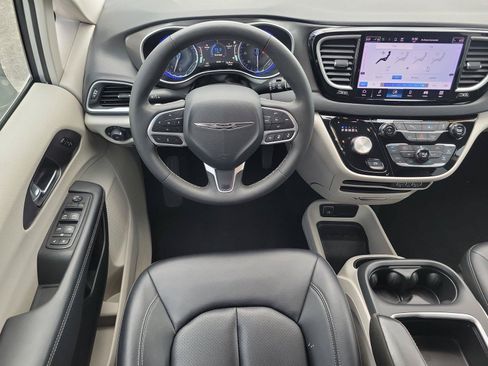 Used 2024 Chrysler Pacifica Touring-L FWD image 10