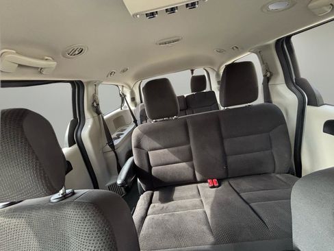 Used 2019 Dodge Grand Caravan SE FWD image 13