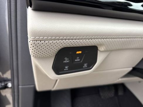 Used 2024 Volkswagen Atlas SE image 23