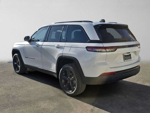 Used 2024 Jeep Grand Cherokee Altitude RWD image 5