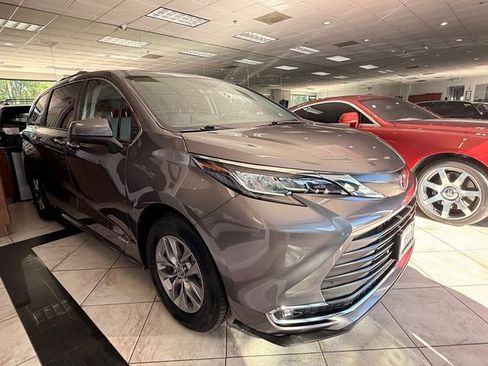 Used 2021 Toyota Sienna XLE image 3