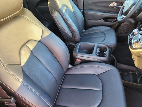 Used 2025 Chrysler Pacifica Select image 14