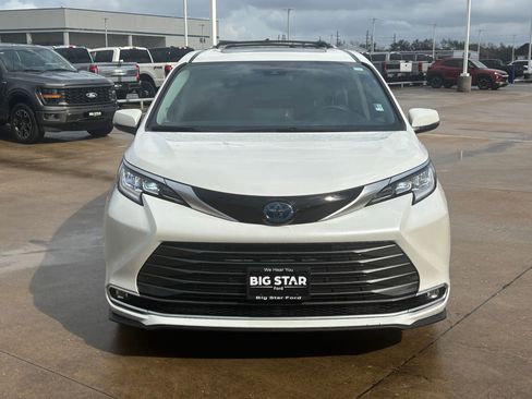 Used 2023 Toyota Sienna Limited image 10