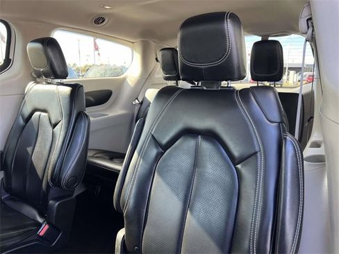 Used 2023 Chrysler Pacifica Touring-L image 26