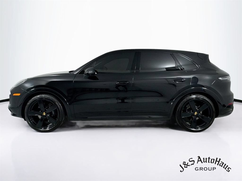 Used 2023 Porsche Cayenne GTS w/ Sport Chrono Package (8LH) AWD/4WD image 4