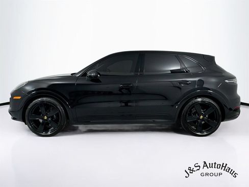 Used 2023 Porsche Cayenne GTS w/ Sport Chrono Package (8LH) AWD/4WD image 4