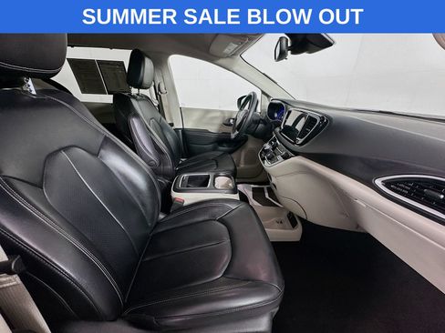 Used 2023 Chrysler Pacifica Touring-L FWD image 32
