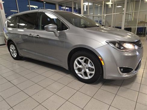 Used 2018 Chrysler Pacifica Touring Plus w/ Tire & Wheel Group image 2