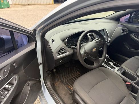 Used 2017 Chevrolet Cruze LT w/ Convenience Package FWD image 9