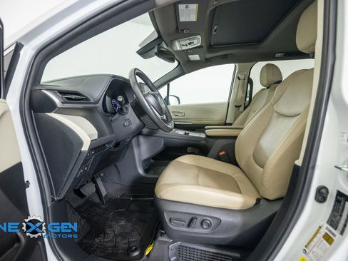 Used 2024 Toyota Sienna Limited AWD/4WD image 11