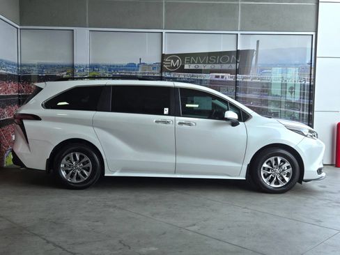 Certified 2026 Toyota Sienna XLE FWD image 4
