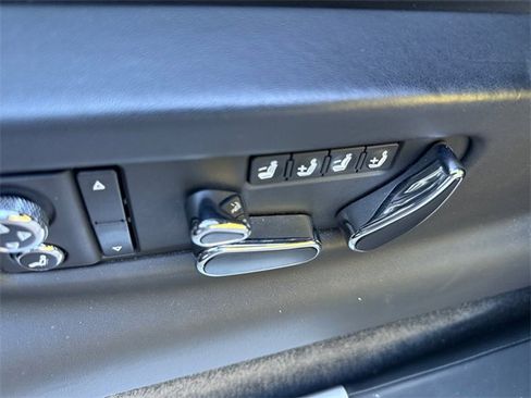 Used 2020 Bentley Bentayga image 12