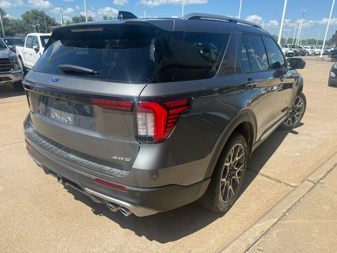 Used 2025 Ford Explorer Platinum w/ Ultimate Package AWD/4WD image 7