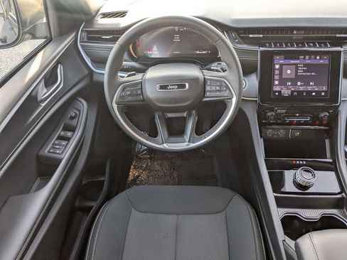 Used 2025 Jeep Grand Cherokee Laredo X RWD image 16