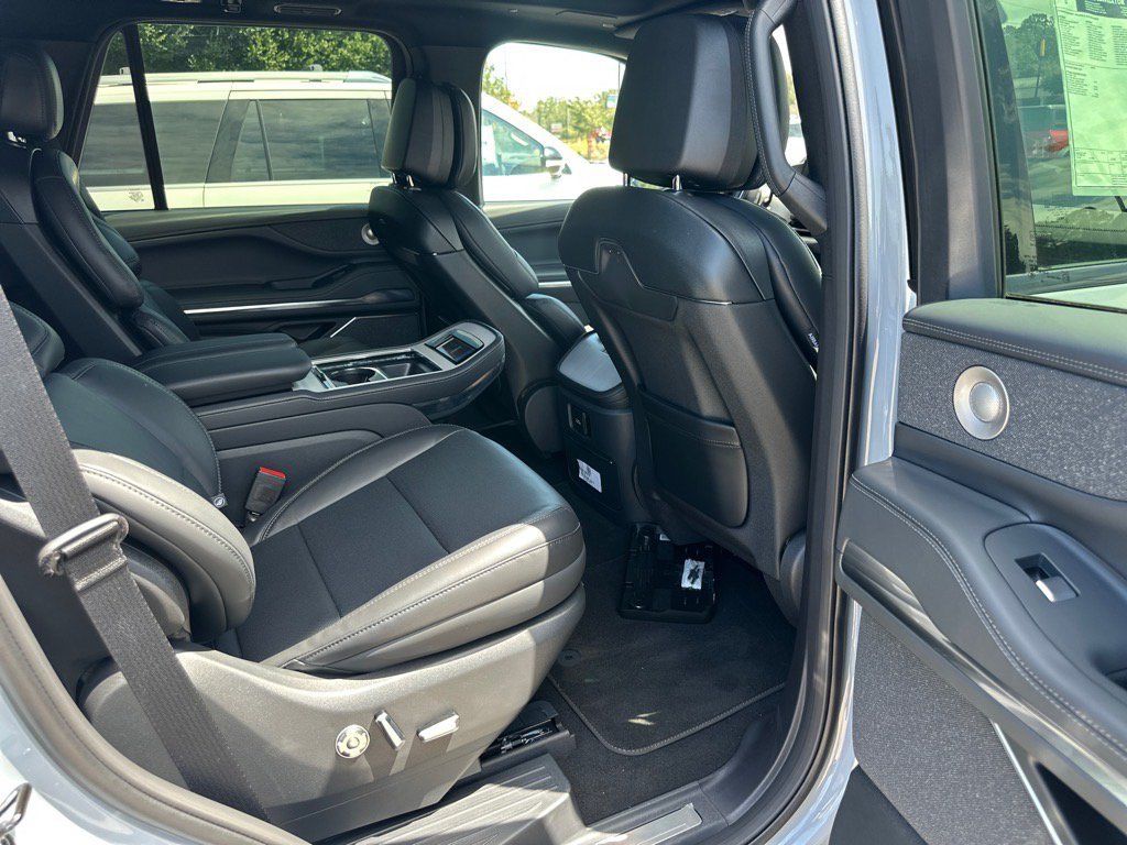 New 2025 Lincoln Navigator Reserve w/ Jet Appearance Package AWD/4WD image 19