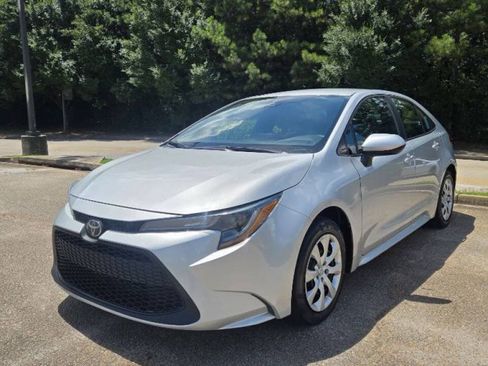 Used 2021 Toyota Corolla LE FWD image 3
