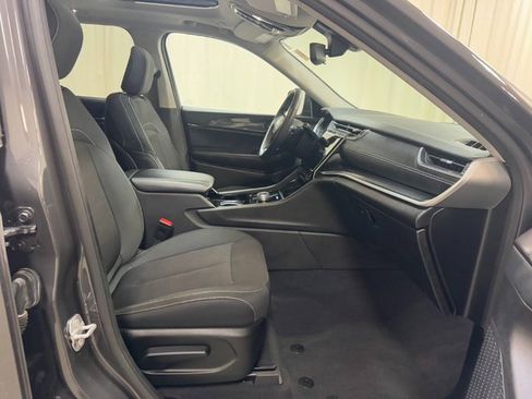 Used 2023 Jeep Grand Cherokee Laredo w/ Luxury Tech Group I image 40