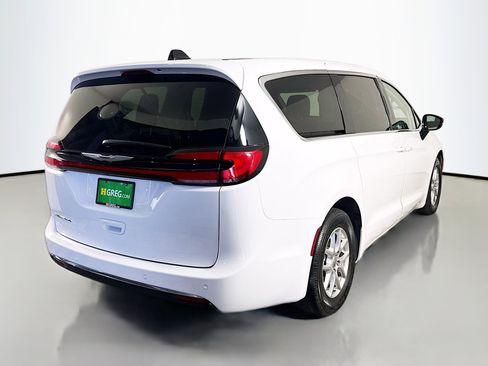 Used 2024 Chrysler Pacifica Touring-L image 10
