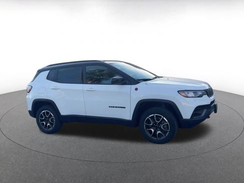 Used 2025 Jeep Compass Trailhawk image 2