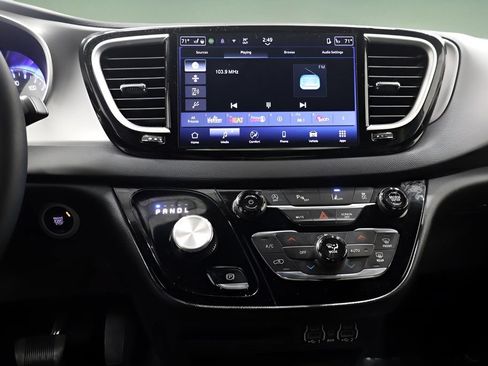 Certified 2025 Chrysler Pacifica Select FWD image 19