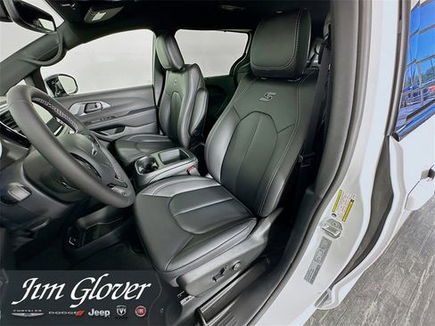 New 2026 Chrysler Pacifica Select w/ S Appearance Package image 25