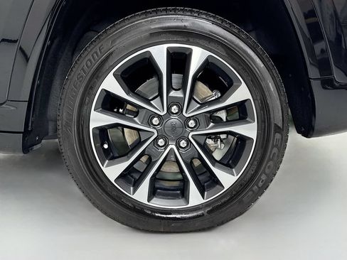 Used 2023 Jeep Grand Cherokee Overland w/ Luxury Tech Group IV AWD/4WD image 9