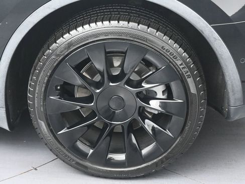 Used 2022 Tesla Model Y Long Range AWD/4WD image 38