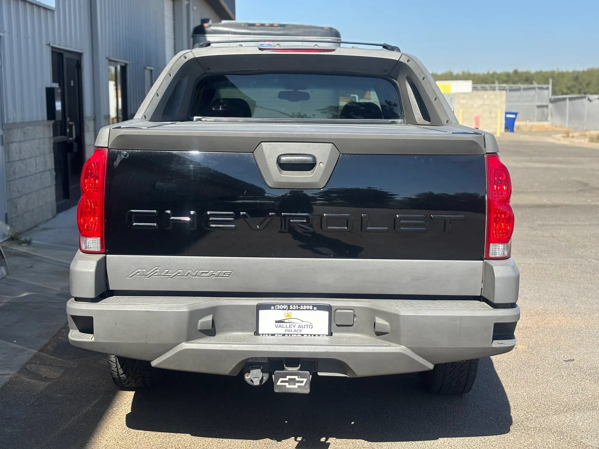 Used 2002 Chevrolet Avalanche 2500 w/ Convenience Pkg AWD/4WD image 4