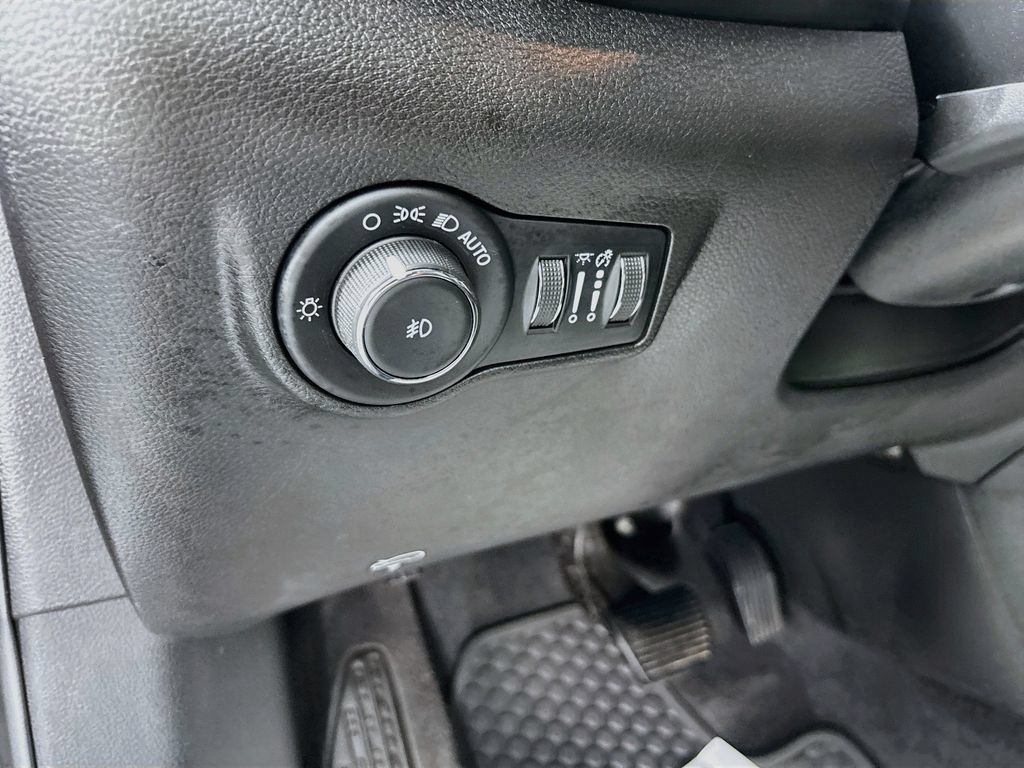 Used 2023 Jeep Compass Latitude w/ Convenience Group AWD/4WD image 10