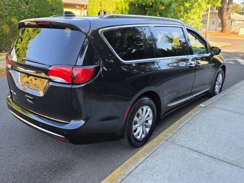 Used 2018 Chrysler Pacifica Touring-L FWD image 5