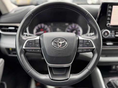 Used 2022 Toyota Highlander XLE AWD/4WD image 15