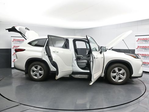 Used 2020 Toyota Highlander LE image 27