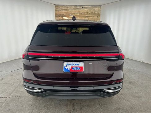 Used 2025 Lincoln Nautilus Premier AWD/4WD image 4