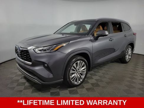 Used 2023 Toyota Highlander Platinum FWD image 3