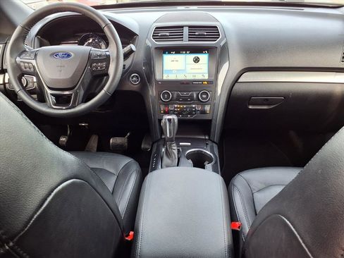 Used 2018 Ford Explorer XLT w/ Equipment Group 202A image 11