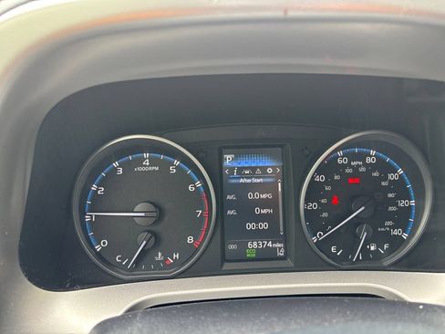 Used 2018 Toyota RAV4 LE FWD image 18