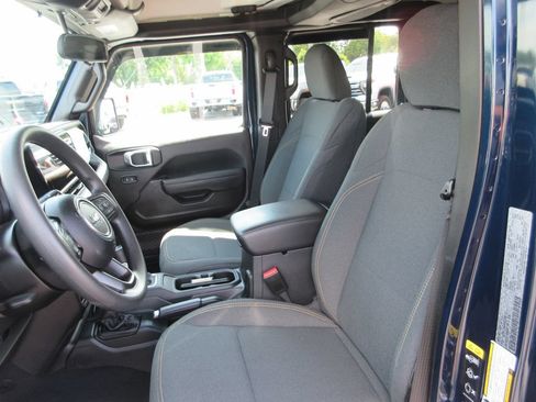 Used 2025 Jeep Gladiator Sport AWD/4WD image 19