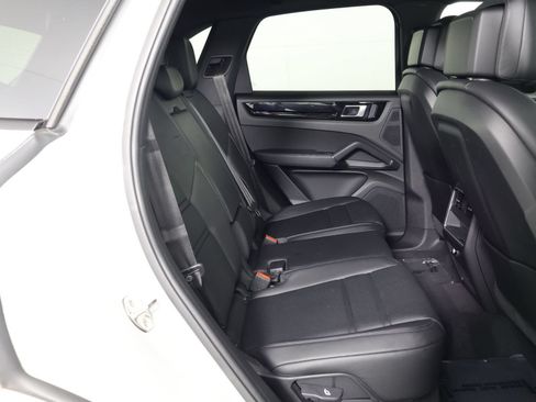 Certified 2023 Porsche Cayenne AWD/4WD image 32