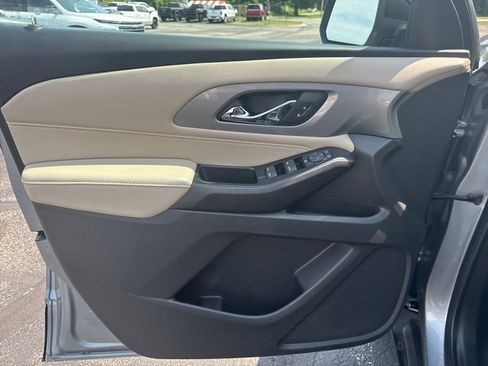 Used 2023 Chevrolet Traverse LS image 9