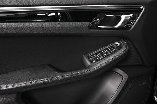 Certified 2026 Porsche Macan AWD/4WD image 6
