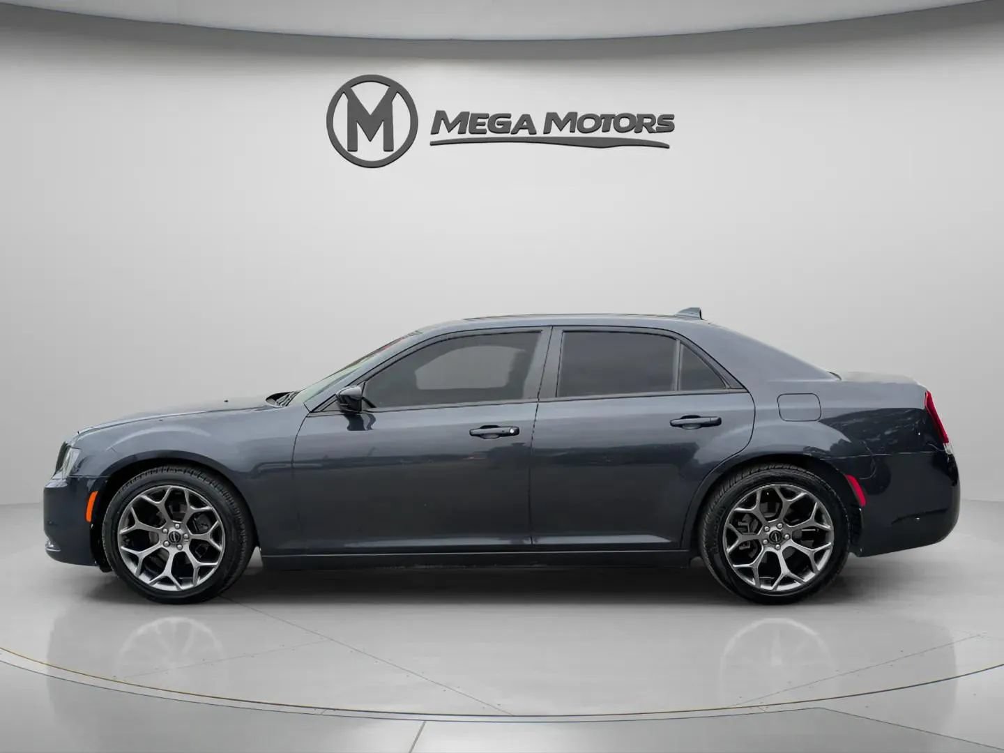 Used 2018 Chrysler 300 Touring w/ Sport Appearance Package RWD image 3