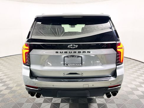 Used 2025 Chevrolet Suburban Z71 image 4