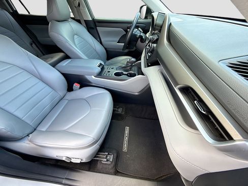 Used 2024 Toyota Highlander XLE AWD/4WD image 13
