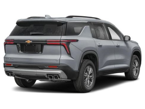 Used 2026 Chevrolet Traverse LT FWD image 2