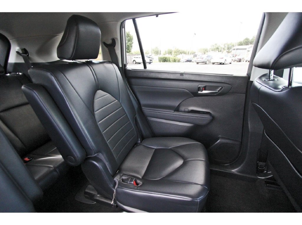 Used 2023 Toyota Highlander XLE AWD/4WD image 13