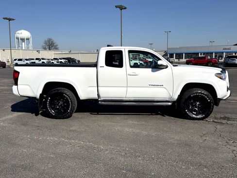 Used 2022 Toyota Tacoma SR5 w/ Technology Package image 2