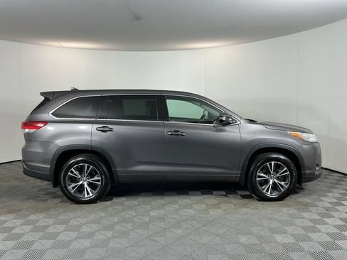 Used 2017 Toyota Highlander Plus AWD/4WD image 4